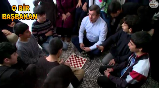 Başbakan Davutoğlu, bağdaş kurdu yere oturdu satranç maçı yaptı