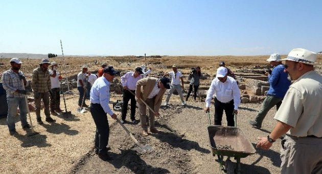 Başkan Çelik Kültepe’de Kazı Yaptı