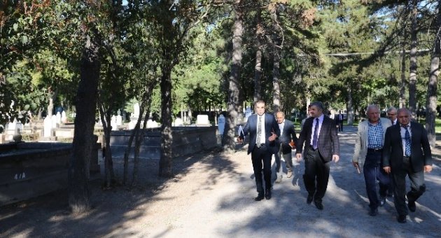 Başkan Çelik’ten Mezarlıkta İnceleme