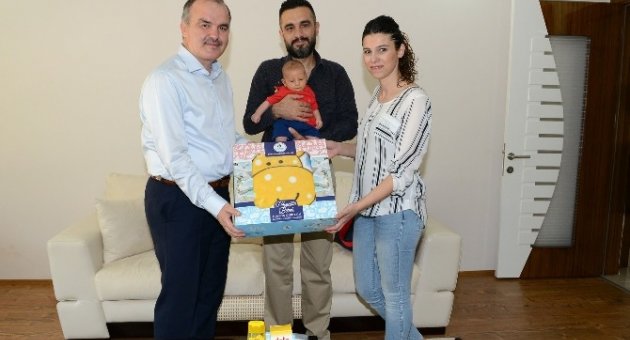 Başkan Gürlesin’den Bebeği Olan Ailelere Hediye