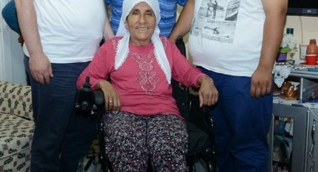 Başkan Gürlesin’den Hediye Teyzeye Akülü Tekerlekli Sandalye