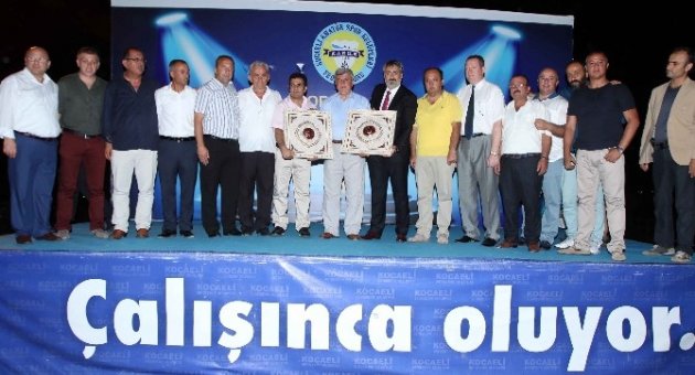 Başkan Karaosmanoğlu Amatör Kulüplerin Ödüllerini Dağıttı