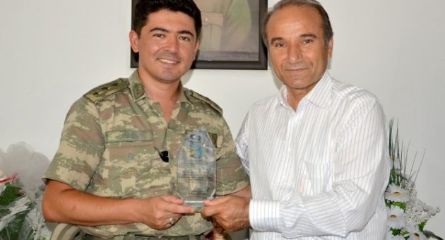 Başkan Kızıldaş’tan, Komutan Durmaz’a Plaket