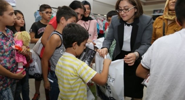 Başkan Şahin Yetim Çocukları Sevindirdi