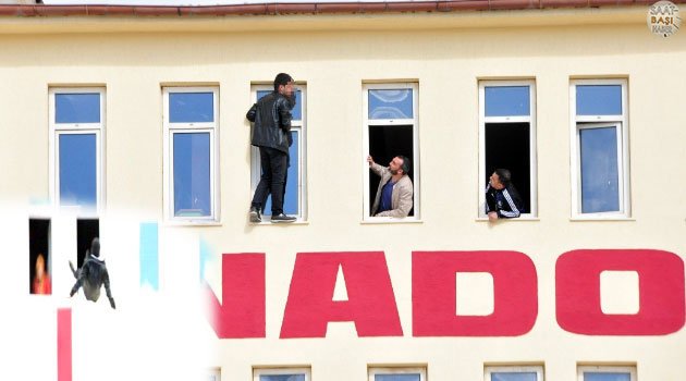 Batman'da lise öğrenci camdan atladı, arkadaşının üzerine düştü