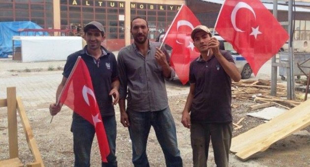Bayburt Belediyesi’nden Bayrak Dağıtımı