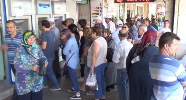 Bayram Öncesi Atm’lerde Emekli Maaşı Kuyruğu