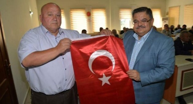 Belediye Başkanı Selim Yağcı’dan Bu Defa Da Muhtarlara Türk Bayrağı