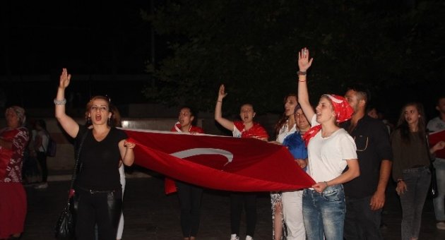 Binler Şehitler İçin Yürüdü