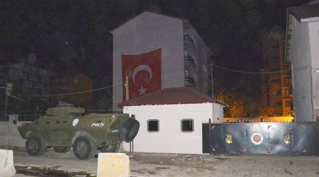 Bitlis'te polis lojmanlarına silahlı saldırı