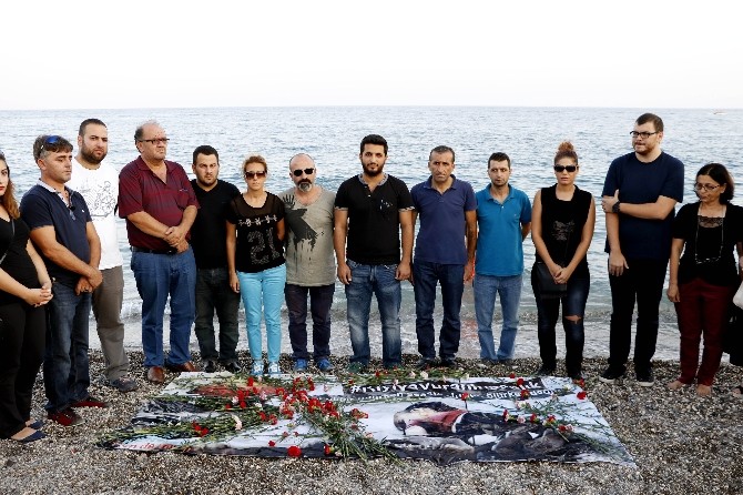 Boğularak Ölen Minik Aylan, Konyaaltı Sahili’nde Karanfillerle Anıldı