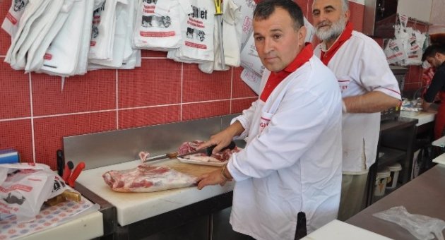 -Bozok Yaylasında Yetiştirilen Develer Kurbanlık Olarak Satıldı