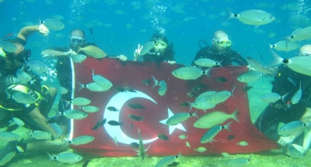 Büyük Zaferi Deniz Dibinde Türk Bayrağı Açarak Kutladılar