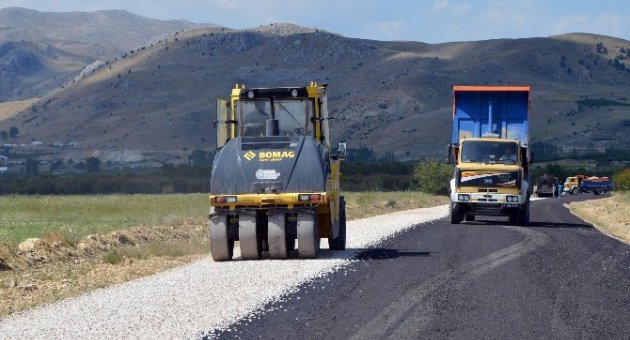 Büyükşehir Belediyesi Korkuteli Taşkesiği Yolunu Asfaltladı