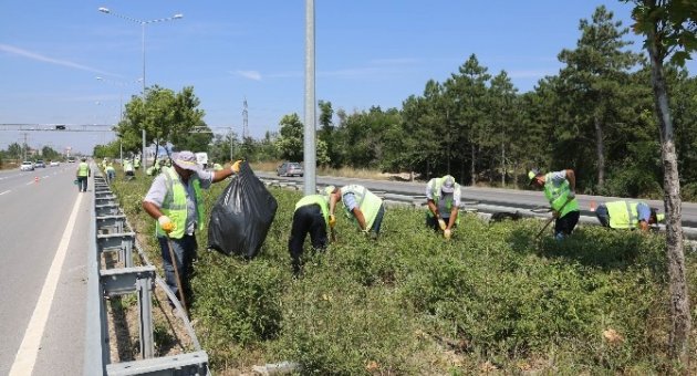 Büyükşehir’den Çevre Yolunda Refüj Temizliği