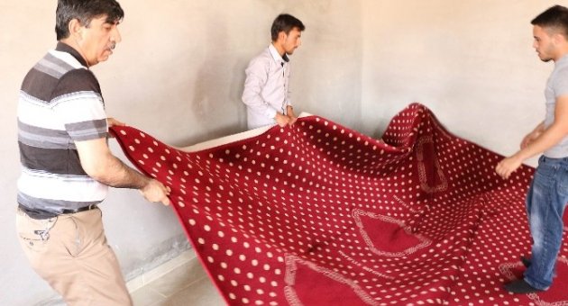 Cami Ve Taziye Evlerine Halı Desteği