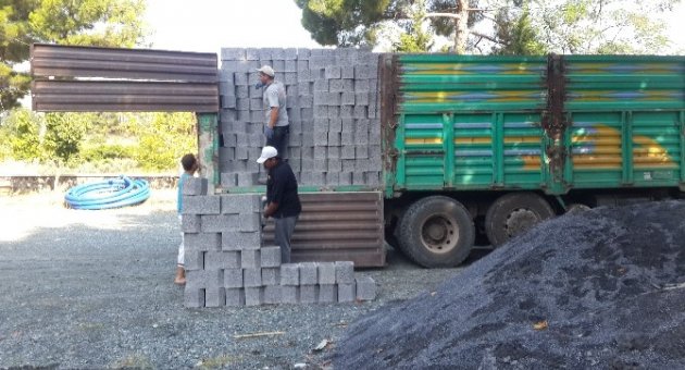 Çevre Derneği Baraka İçerisinde Eğitim Veren Okula Derslik Yapıyor