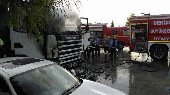 Denizli’de Seyir Halindeki Tır Yandı