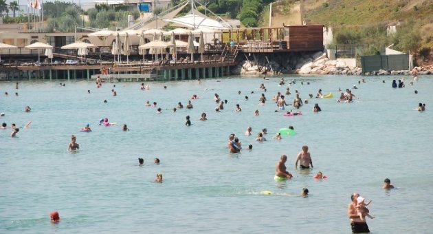 Didim’de Sıcak Havadan Bunalan Soluğu Denizde Alıyor