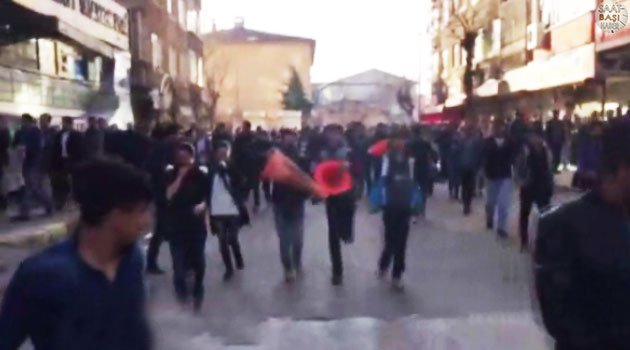Diyarbakır'da Sur'a yürümek isteyen gruba polis müdahale etti