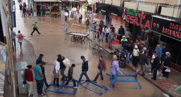 Doğubayazıt’ta Ceviz Büyüklüğünde Dolu Yağdı