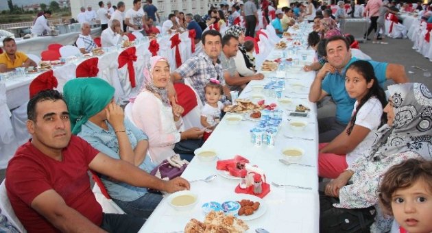 Döşemealtı Belediye Personeline Ve Ailelerine 5 Yıldızlı İftar Sofrası