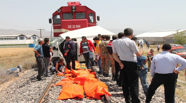 Elazığ'da tren minibüse çarptı tarım işçisi 9 kişi öldü