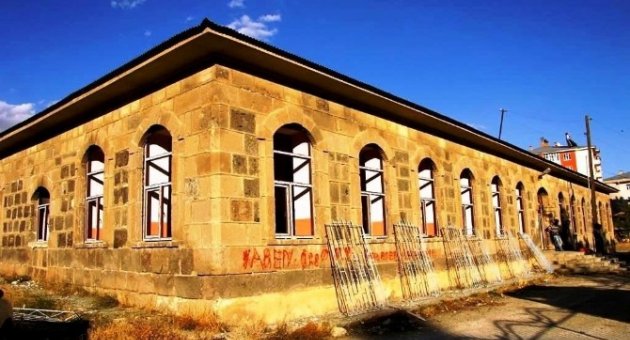 Erciş’in Cumhuriyet Sonrası İlk Okulu Olan Taş Bina Onarılıyor