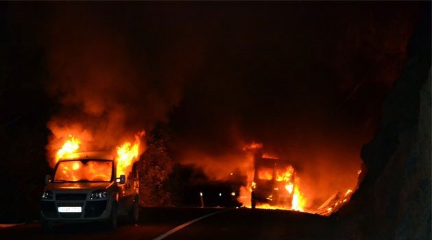 Erciş'te PKK'lı teröristler 8 aracı ateşe verdi