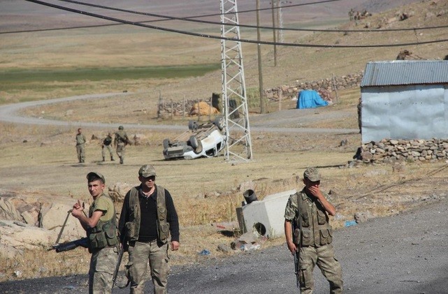 Erzurum’da Karakola Saldıran Teröristlerin Otomobili Takla Attı