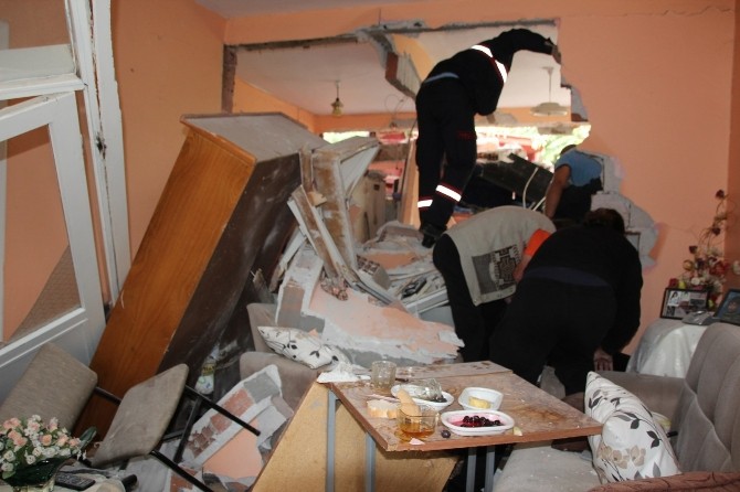 Freni Boşalan Kamyon Kahvaltı Sofrasına Daldı