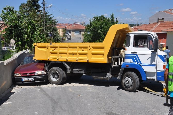 Freni Boşalan Kamyon Otomobile Çarptı