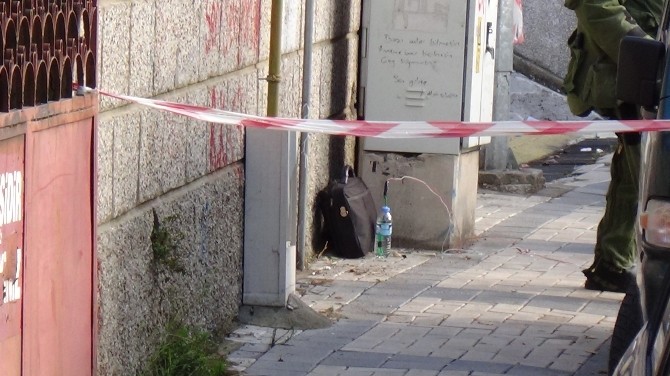 Fünye Patlamayınca Çantayı Eliyle Açtı