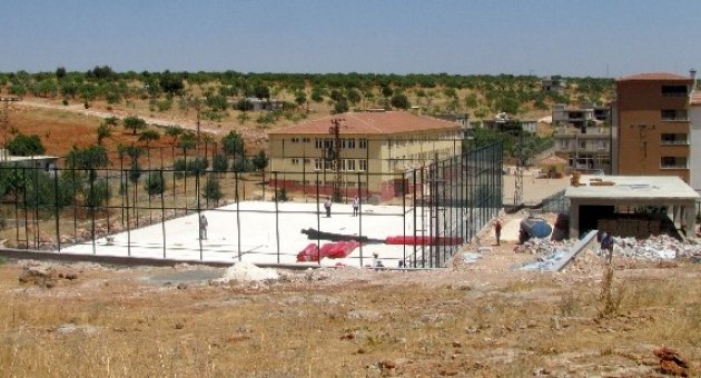 Gaziantep Büyükşehir Belediyesinden Elif Kırsal Mahallesine Halı Saha