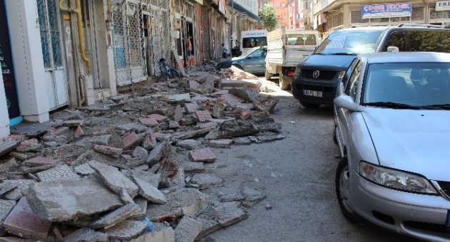 Gelişi Güzel Park Edilen Araçlar Çalışmaları Aksatıyor