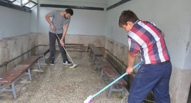 Gençler Camileri Temizledi