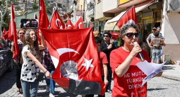 Gümüşhane’de Kadınlar Teröre Lanet Yürüyüşü Gerçekleştirdi