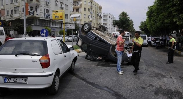 Hafif Ticari Araç Takla Attı: 1 Yaralı