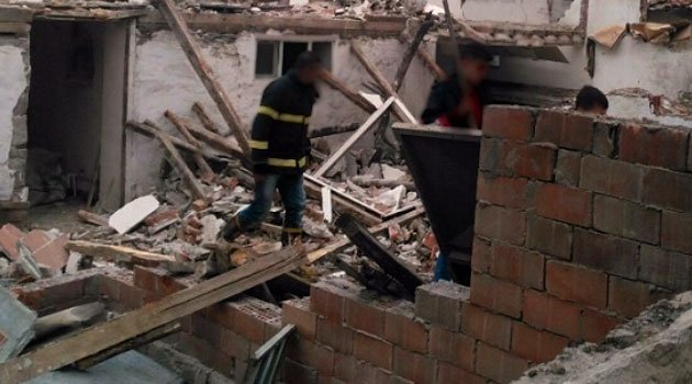 Hakkari'de ev çöktü 2 kişi öldü 3 kişi yaralandı