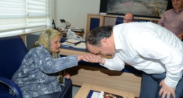 Hayırsever Müşerref Teyzeden Anlamlı Bağış