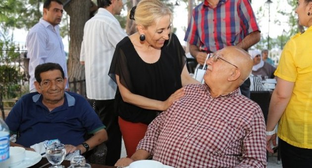 Huzurevi Sakinlerine İftar Yemeği Verildi