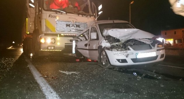 İki Tır Arasında Kalan Otomobil Hurdaya Döndü
