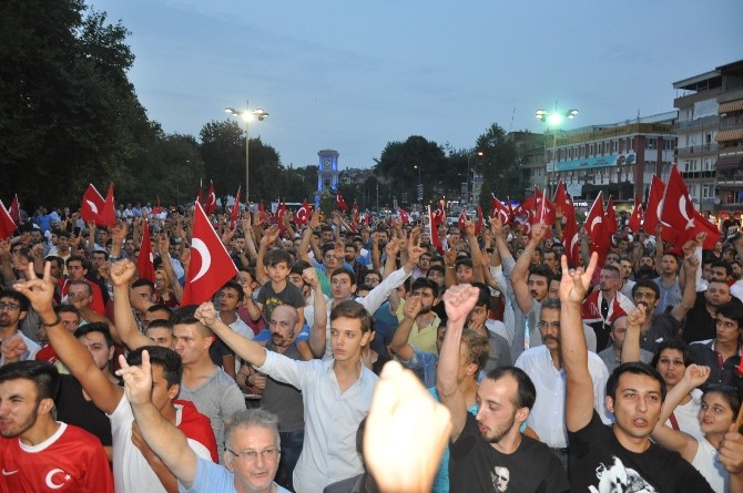 İnegöl’de Teröre Lanet Yağdı