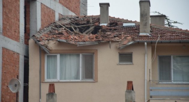 İnşaat Duvarındaki Tuğlalar Yandaki Evin Çatısına Düştü