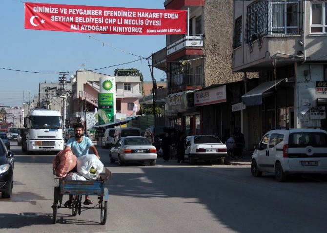 İslam’a Hakaret Eden Meclis Üyesini Pankartla Kınadılar