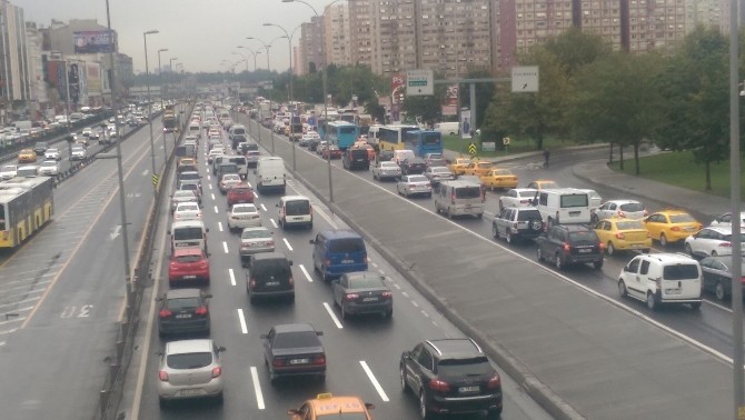 İstanbul’da Yağmur Trafiği De Beraberinde Getirdi