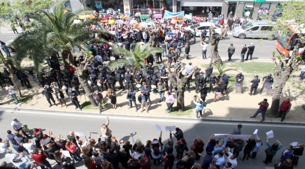 İzmir'de AK Parti ve CHP'liler karşılıklı protesto yaptı, polis araya girdi