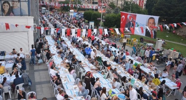 İzmit Belediyesi Binlerce Kişiyi İftarda Buluşturdu