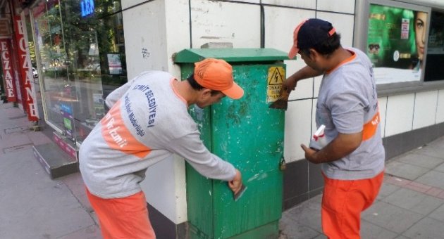İzmit Belediyesi Ekipleri Afiş Temizliğinde