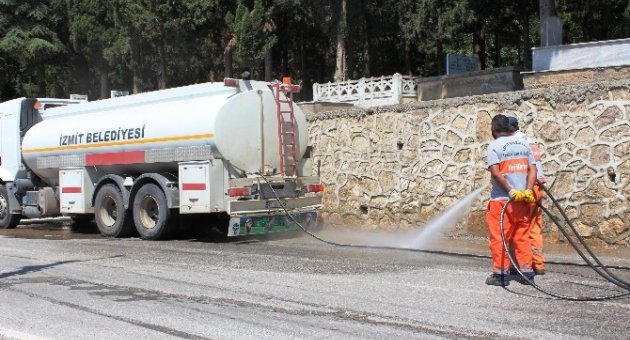 İzmit’te Cami Ve Mezarlıklarda Bayram Temizliği